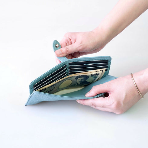 スリムな設計と収納力。薄さ約5mmのスリムなフォルムながら、紙幣やカード、小銭をすっきり収納。必要なものをスマートに持ち歩けます。