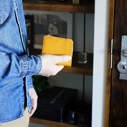 日常の持ち歩きに取り入れやすい、コンパクトな二つ折り財布。