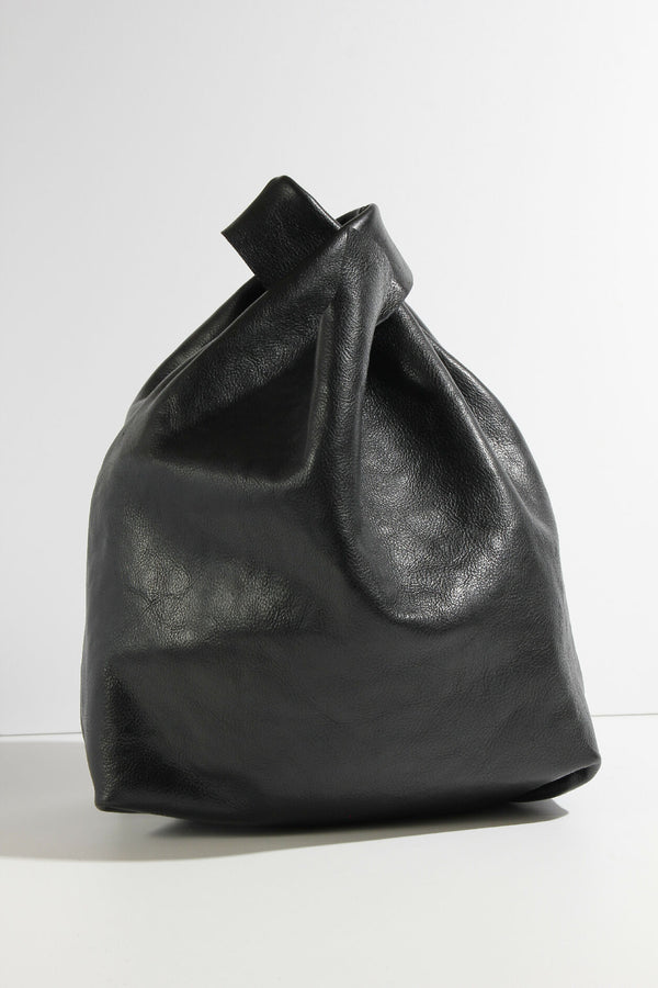 正面から見る、Chic Sac Amandaのフォルム。