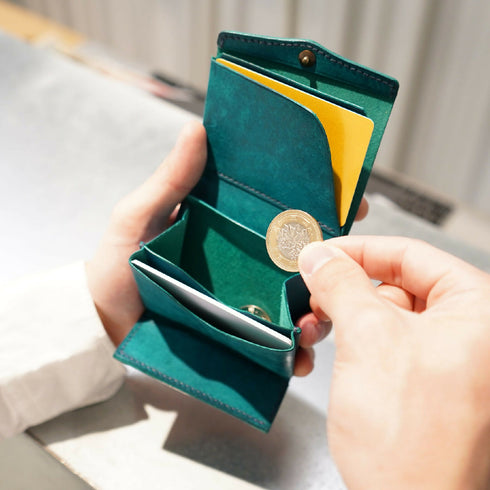 大きく開く小銭入れ。中身を見渡しやすく、必要な硬貨をすぐに選べます。