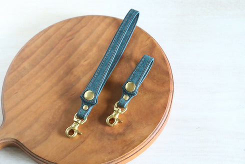オプションで追加可能なレザーストラップ。ショート:10cm ロング:18cm