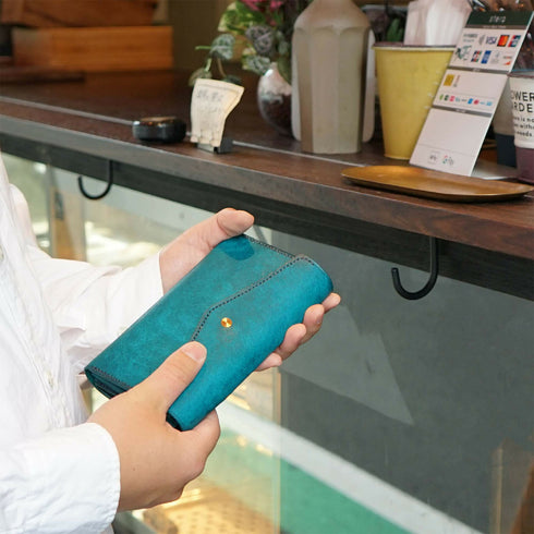 一般的な長財布よりコンパクトで、日常に持ち歩きやすいサイズ感