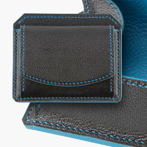 外装(シェーブル):Black(Noir)、内装(シェーブル):Sky(Denim)、糸・コバ色:内装と同系色、ホック:Silver