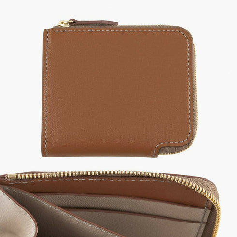 外装(シェーブル):Camel(Gold)、内装&引き手(シェーブル):Beige、糸色:内装と同系色、ファスナーテープ:内装と同系色、ファスナー:Gold