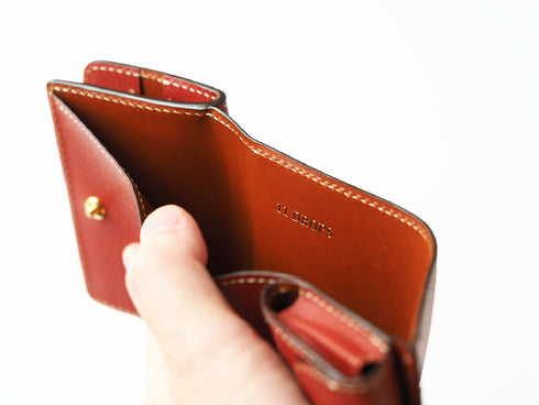 札室の内装には滑りの良いベルギー製のサドルレザーのキャメル色を使用しています。