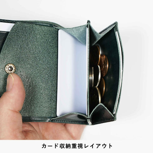 カードと小銭を整理して収納できる、コンパクトな内部構造