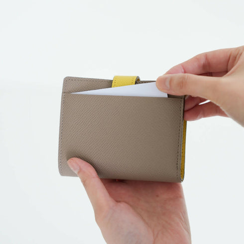 外側にも、すぐに取り出したいカードを収納できるポケットを配置