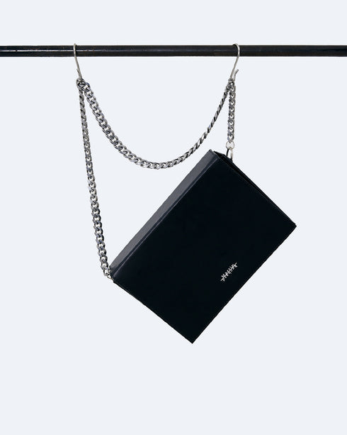 牛革のボディに存在感のある真鍮チェーンを組み合わせたRectangle Bag