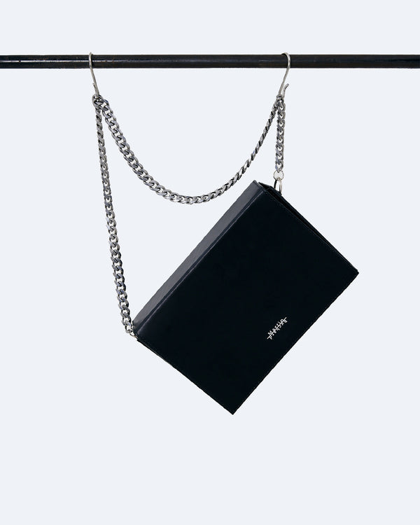 牛革のボディに存在感のある真鍮チェーンを組み合わせたRectangle Bag