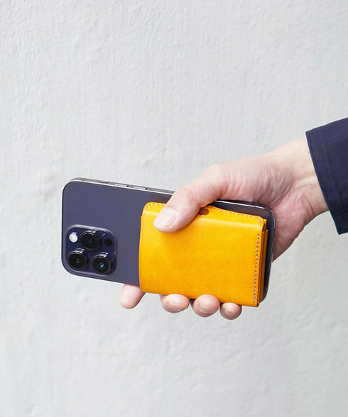 スマートフォンと一緒に片手で持てるほど、コンパクトなサイズ。