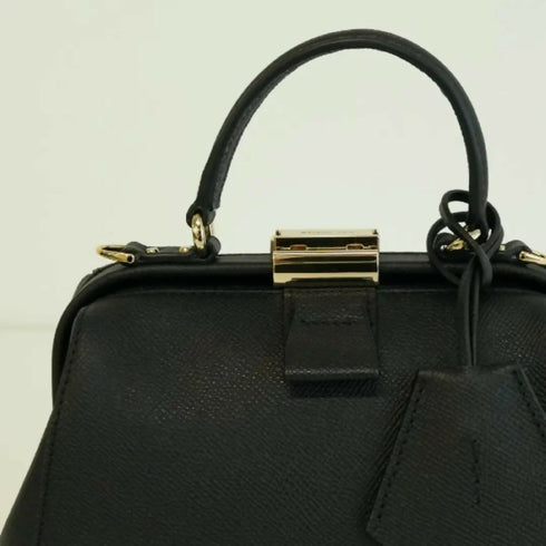 プッシュ式金具|ワンタッチで開閉できる独自の金具が、デザイン性と使いやすさを両立。