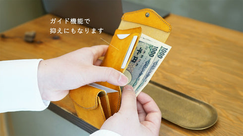 紙幣を折らずに収納できるスライドインポケット