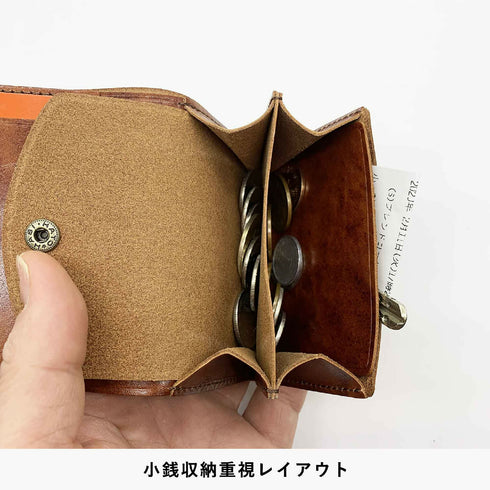 仕切り付きのコインスペースで、小銭を分けて収納可能