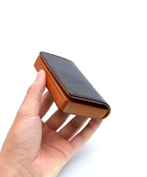 厚さ約2.5cm。積み革ならではの重厚感と収納力を備えています。