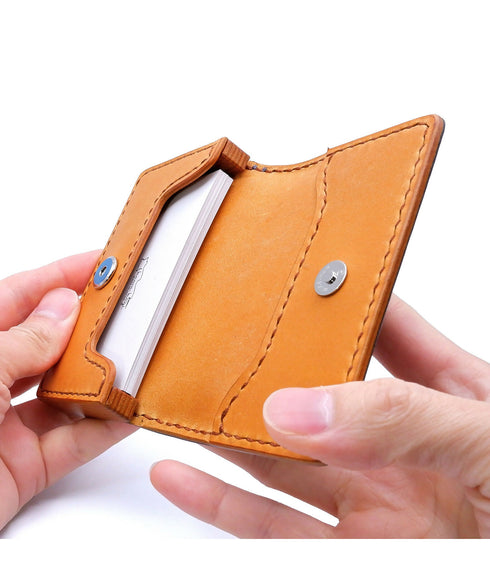 内部の仕切りで、自分の名刺と受け取った名刺を分けて収納できます。