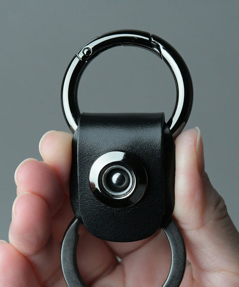 ハトメホックをアクセントにしたレザーパーツ