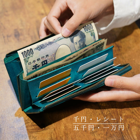 紙幣を折らずに収納でき、レシートなども整理しやすい設計