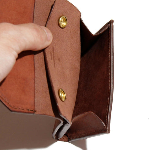 コイン収納はスナップボタンで開閉。大きく開き、出し入れしやすい構造です。