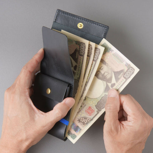 お札を折らずに収納でき、見やすくスムーズに取り出せる紙幣スペース