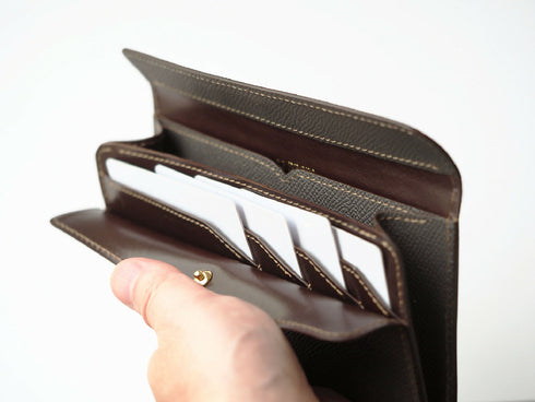カードをセットしますとこのような具合です。カードポケットは全て浅めの設計ですので視認性が高く、出し入れがとてもスムーズです。