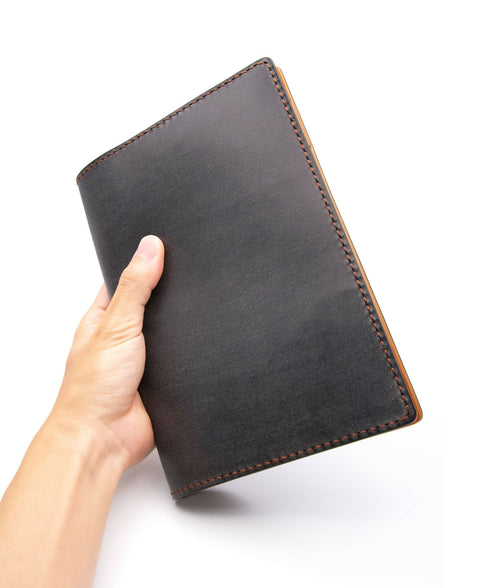 手に持った際のサイズ感。シンプルに仕立てたA5レザー手帳カバー