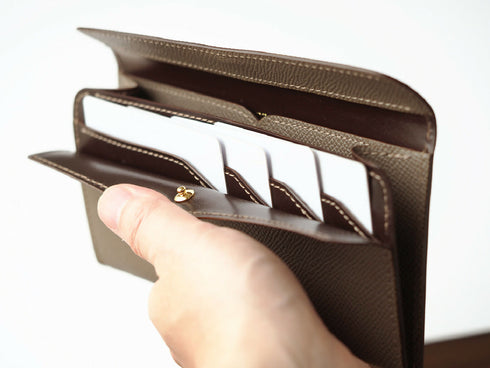 カードをセットしますとこのような具合です。カードポケットは全て浅めの設計ですので視認性が高く、出し入れがとてもスムーズです。