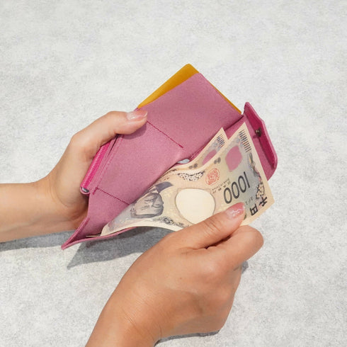 紙幣を折らずに収納できる紙幣スペース
