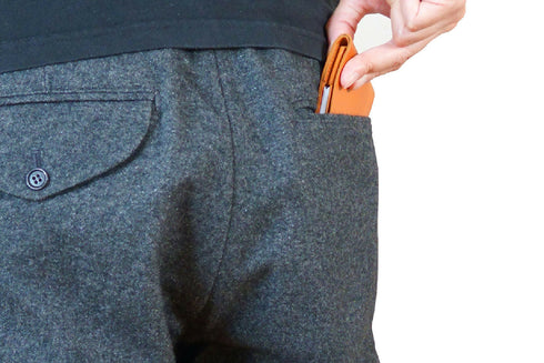 パンツの前ポケットにもすっきり収まるコンパクトサイズ