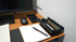 PCやノートと並べても作業スペースを圧迫しにくい、デスクワークに適した設計。