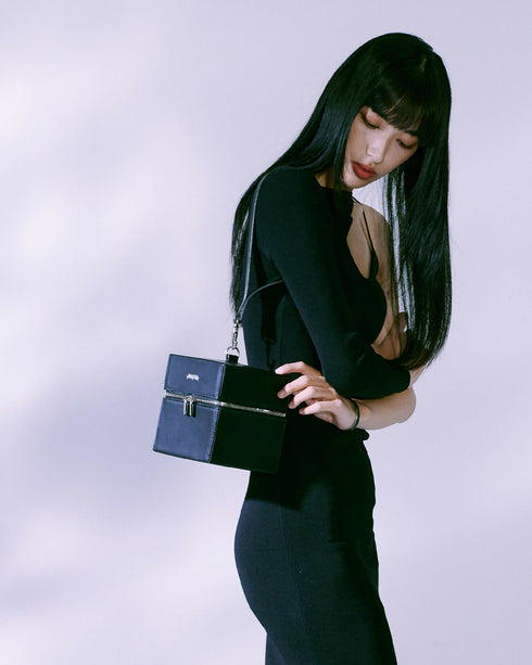 肩掛けでも楽しめるコンパクトなCube Bag