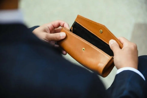 クラッチバッグをそのまま小さくしたような佇まい。筆記具を持ち歩く時間まで楽しめるデザインです。