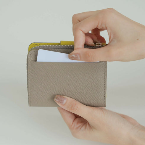 外側にも便利なフリーポケットを配置。よく使うカードなどを収納でき、財布を開かずにさっと取り出せます。