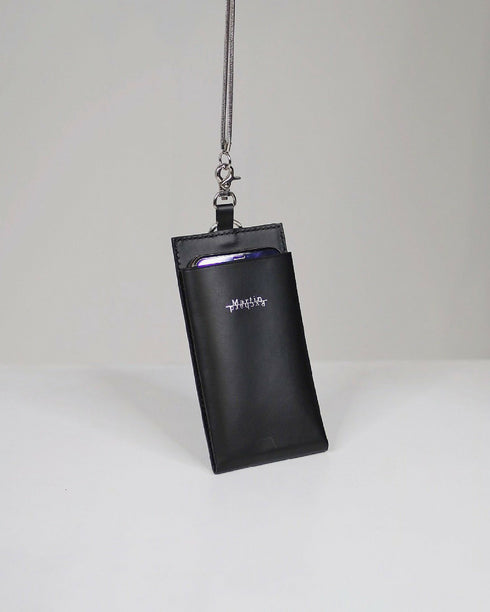 スマートフォンをすっきりと収納できる、コンパクトな縦型フォルム。