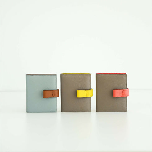 すっきりとした薄型の二つ折りフォルム