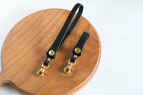 オプションで追加可能なレザーストラップ。ショート:10cm ロング:18cm