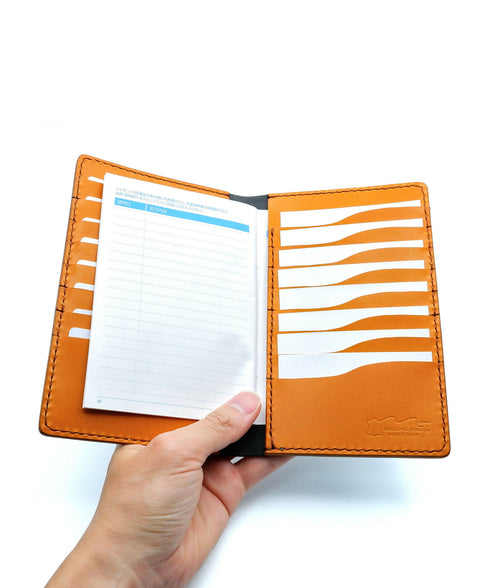 冊子や書類とカードをひとまとめにできる収納力