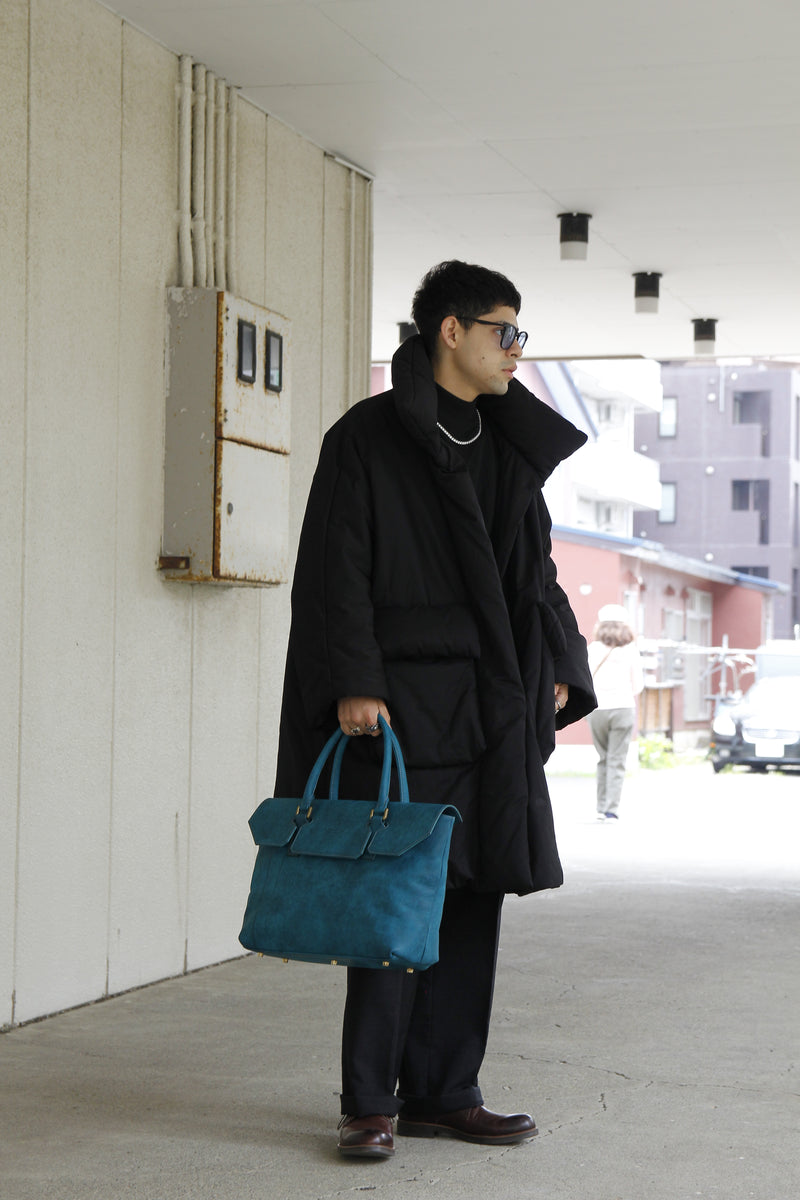 What Bag Colors Go with Monochrome Outfits? How to Choose an Accent-Color Bag