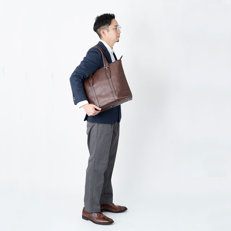 仕事にも、休日にも。暮らしの中にある革鞄